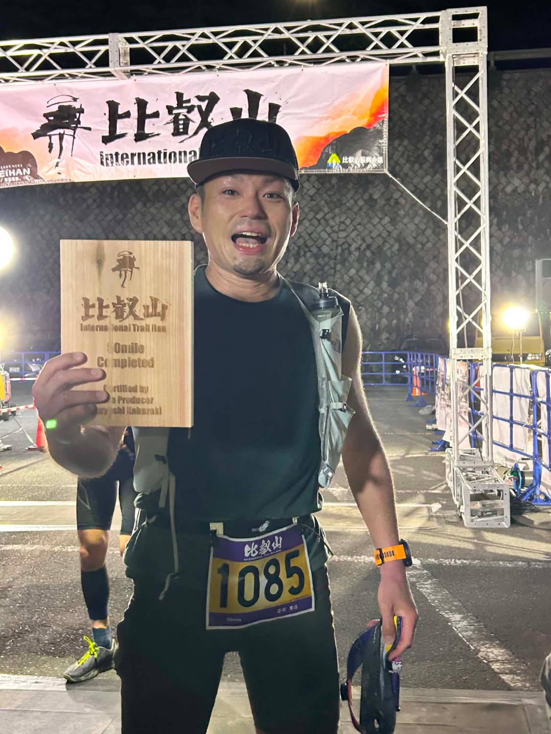 比叡山50マイルの完走証を手に笑う荘司隼也